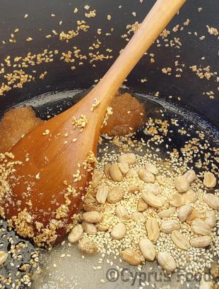 Τα βασικά υλικά του παστελιού, μέλι, ζάχαρη, φιστίκια και σησάμι, αναμειγνύονται στην κατσαρόλα (Μαγειρεύω Κυπριακά 2015). &lt;br/&gt; Πηγή: Στάλω Λαζάρου.