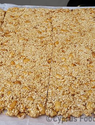 Παστελλάκι φιστικιού, κομμένο σε μεγάλα κομμάτια (Μαγειρεύω Κυπριακά 2015). &lt;br/&gt; Πηγή: Στάλω Λαζάρου.