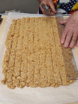 Το κόψιμο του παστελλιού (Μαγειρεύω Κυπριακά 2015). &lt;br/&gt; Πηγή: Στάλω Λαζάρου.