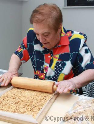 Το μείγμα του παστελιού απλώνεται ομοιόμορφα σε δίσκο, με χρήση πλάστη (Μαγειρεύω Κυπριακά 2015). &lt;br/&gt; Πηγή: Στάλω Λαζάρου.