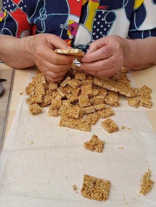 Κόψιμο του παστελιού σε μικρά κομμάτια, για σερβίρισμα (Μαγειρεύω Κυπριακά 2015). &lt;br/&gt; Πηγή: Στάλω Λαζάρου.