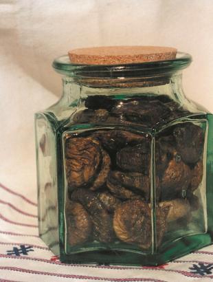 Παστόσυκα σε γυάλινο δοχείο.