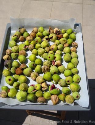 Σύκα τοποθετημένα στον ήλιο, για αποξήρανση.