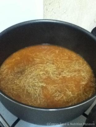 Παρασκευή πιλαφιού από πουργούρι (Μαγειρεύω Κυπριακά 2014). &lt;br/&gt; Πηγή: Εύρος Νικολάου.