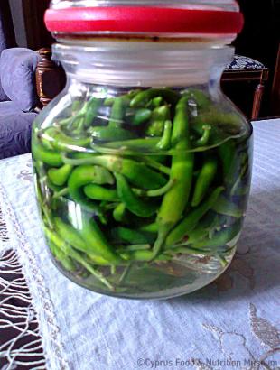 Πιπέρια ξιδάτα σε γυάλινο δοχείο. &lt;br/&gt; Πηγή: Στάλω Λαζάρου.