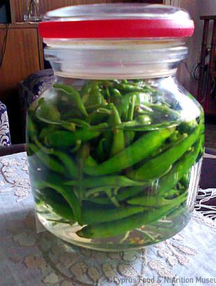 Πιπέρια ξιδάτα σε γυάλινο δοχείο. &lt;br/&gt; Πηγή: Στάλω Λαζάρου.