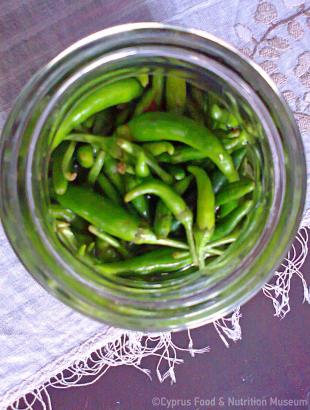 Πιπέρια ξιδάτα σε γυάλινο δοχείο. &lt;br/&gt; Πηγή: Στάλω Λαζάρου.