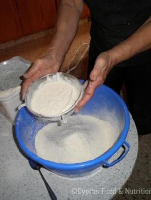 Κοσκινίζουμε το αλεύρι.