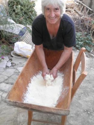 Ζύμωμα σε παραδοσιακή σκάφη.