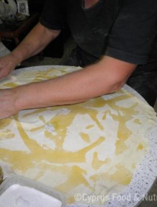 Προσθέτουμε ζάχαρη και κανέλα.