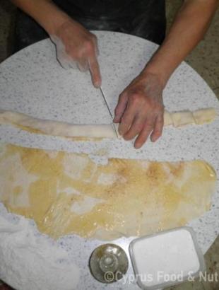 Τυλίγουμε το φύλλο και κόβουμε σε μικρά κομματάκια.