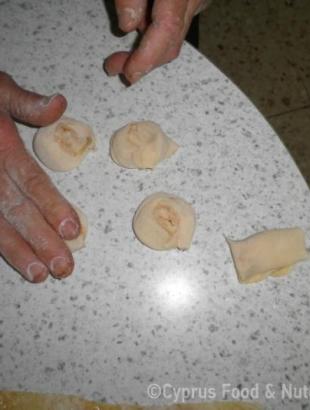 Σχηματίζουμε πιτούλες.