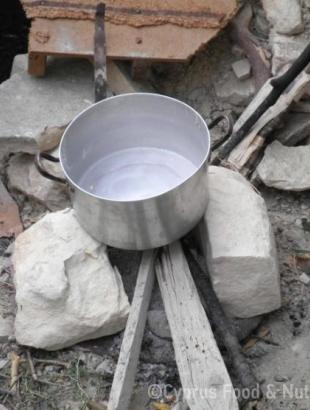 Παλαιότερα τηγάνιζαν σε νισκιά, εστία που ζεσταινόταν με ξύλα και κάρβουνα.