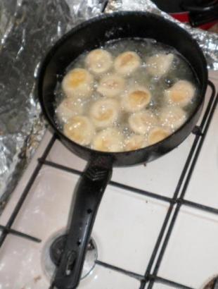 Τηγανίζουμε τις πισίες.