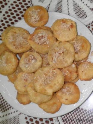 Σιροπιάζουμε και πασπαλίζουμε με χοντροκομμένη αμυγδαλόψιχα.