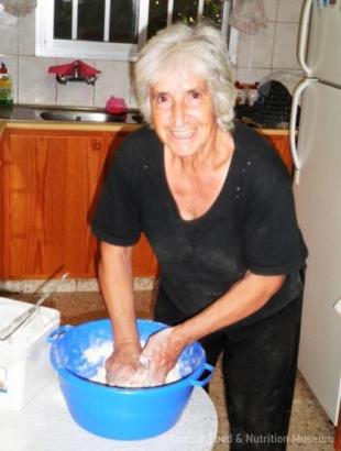 Ρυζιάζουμε και ζυμώνουμε.