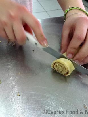 Το ρολό κόβεται σε κομμάτια (Μαγειρεύω Κυπριακά 2015). &lt;br/&gt; Πηγή: Στάλω Λαζάρου.