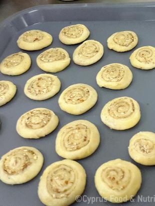 Οι σχηματισμένες πισίες, έτοιμες για τηγάνισμα, τοποθετούνται σε δίσκο (Μαγειρεύω Κυπριακά 2015). &lt;br/&gt; Πηγή: Στάλω Λαζάρου.