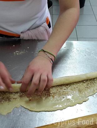 Στη συνέχεια, το φύλλο τυλίγεται σε ρολό (Μαγειρεύω Κυπριακά 2015). &lt;br/&gt; Πηγή: Στάλω Λαζάρου.