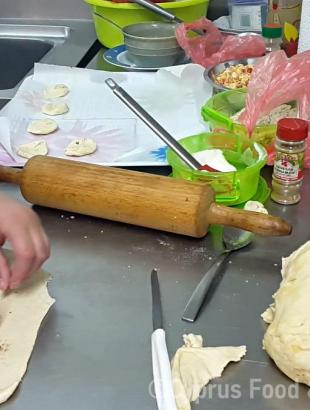 Το φύλλο πασπαλίζεται με το μείγμα της γέμισης (Μαγειρεύω Κυπριακά 2015). &lt;br/&gt; Πηγή: Στάλω Λαζάρου.