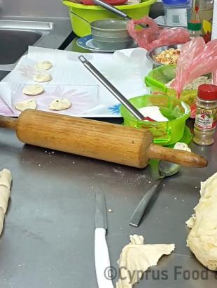 Ρολό φύλλου κομμένο. (Μαγειρεύω Κυπριακά 2015). &lt;br/&gt; Πηγή: Στάλω Λαζάρου.