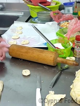 Τα κομμάτια του ρολού πιέζονται και επιπεδοποιούνται, σχηματίζοντας τις πισίες (Μαγειρεύω Κυπριακά 2015). &lt;br/&gt; Πηγή: Στάλω Λαζάρου.