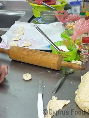 Τα κομμάτια του ρολού πιέζονται και επιπεδοποιούνται, σχηματίζοντας τις πισίες (Μαγειρεύω Κυπριακά 2015). &lt;br/&gt; Πηγή: Στάλω Λαζάρου.