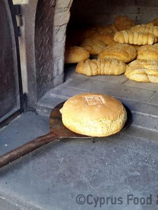 Πρόσφορο κατά το ξεφούρνισμα. Ζυμώματα του γάμου, Κυπερούντα.