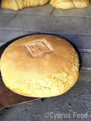 Πρόσφορο κατά το ξεφούρνισμα. Ζυμώματα του γάμου, Κυπερούντα.