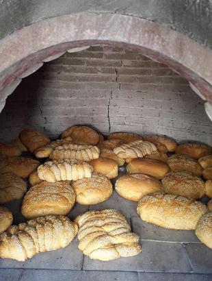 Ψήσιμο πρόσφορων και άλλων ζυμωμάτων σε παραδοσιακό φούρνο. Ζυμώματα του γάμου, Κυπερούντα.