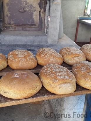 Φρεσκοψημένο πρόσφορο, μαζί με άλλα ζυμώματα του γάμου. Κυπερούντα.