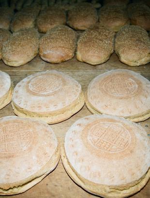 Κουλούρια και πρόσφορα.