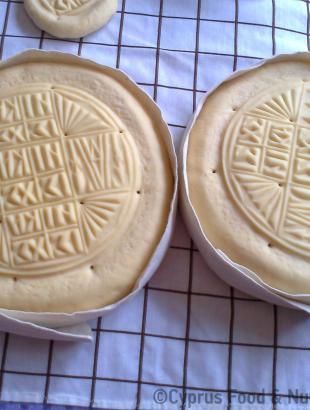 Πρόσφορα πριν το ψήσιμο.