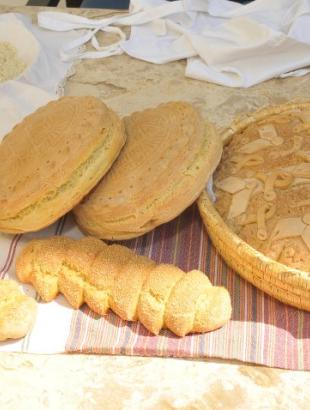 Πρόσφορα, κουλούρια και παννυχίδα.