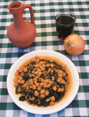 Ρεβίθια με σπανάχι, συνοδευμένα με κρεμμύδι και κρασί.