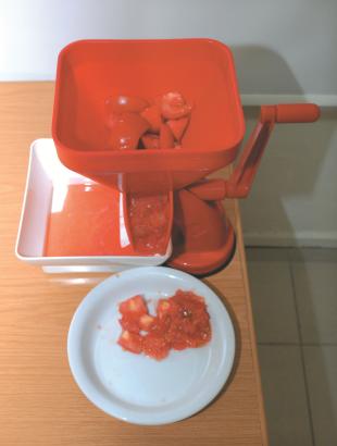 Ειδικό μηχάνημα για το διαχωρισμό του χυμού διαφόρων φρούτων και λαχανικών, από τη φλούδα και τα σπόρια.