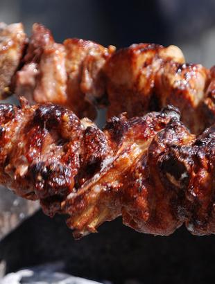 Σούβλα κατά τη διάρκεια του ψησίματος.