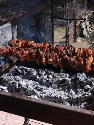 Η φουκού, απαραίτητο σύνεργο για ψησίμο στα κάρβουνα.