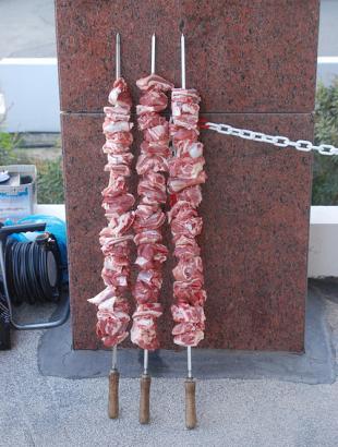 Χοιρινό κρέας περασμένο σε σούβλες.