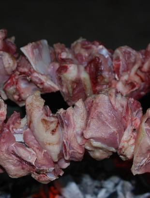 Σούβλα κατά τη διάρκεια του ψησίματος.