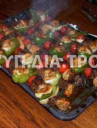 Σούβλα με διάφορα λαχανικά.