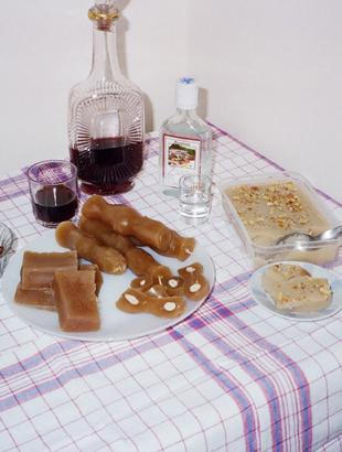 Όπως και τα γλυκά του μούστου, οι σταφίδες σερβίρονται ως μεζές συνοδευτικός του ποτού.