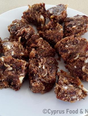 Συκόπιττα σε κομμάτια.