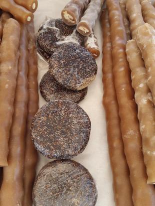 Συκόπιττες προς πώληση σε υπαίθρια αγορά.