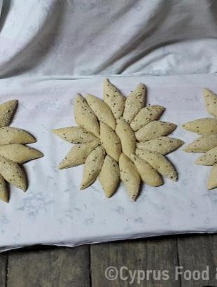 Κουλούρια μαργαρίτες, τοποθετημένες σε σανιδιά πριν το ψήσιμο. Ζυμώματα του γάμου, Κυπερούντα.