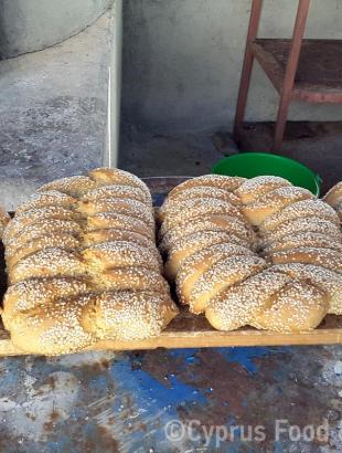 Φρεσκοψημένα κουλούρια. Ζυμώματα του γάμου, Κυπερούντα.