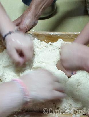 Ζύμωμα, Κυπερούντα.