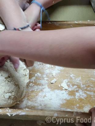 Ζύμωμα, Κυπερούντα.