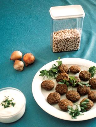 Ρεβιθοκεφτέδες με ταχίνι και μαϊντανό.