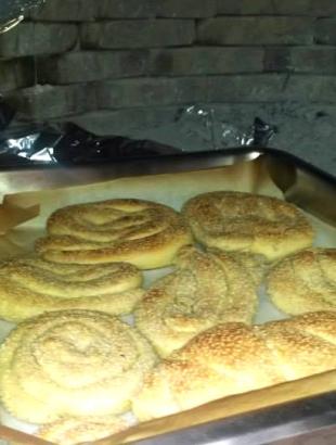 Κουλούρια και δακτυλιές σε παραδοσιακό φούρνο. Κελιά, Λάρνακα.